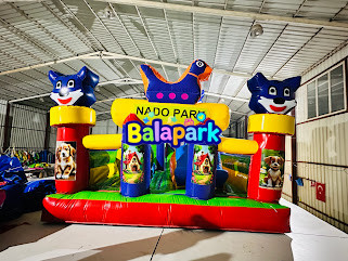 Aufblasbarer Spielpark im Angry-Birds-Stil