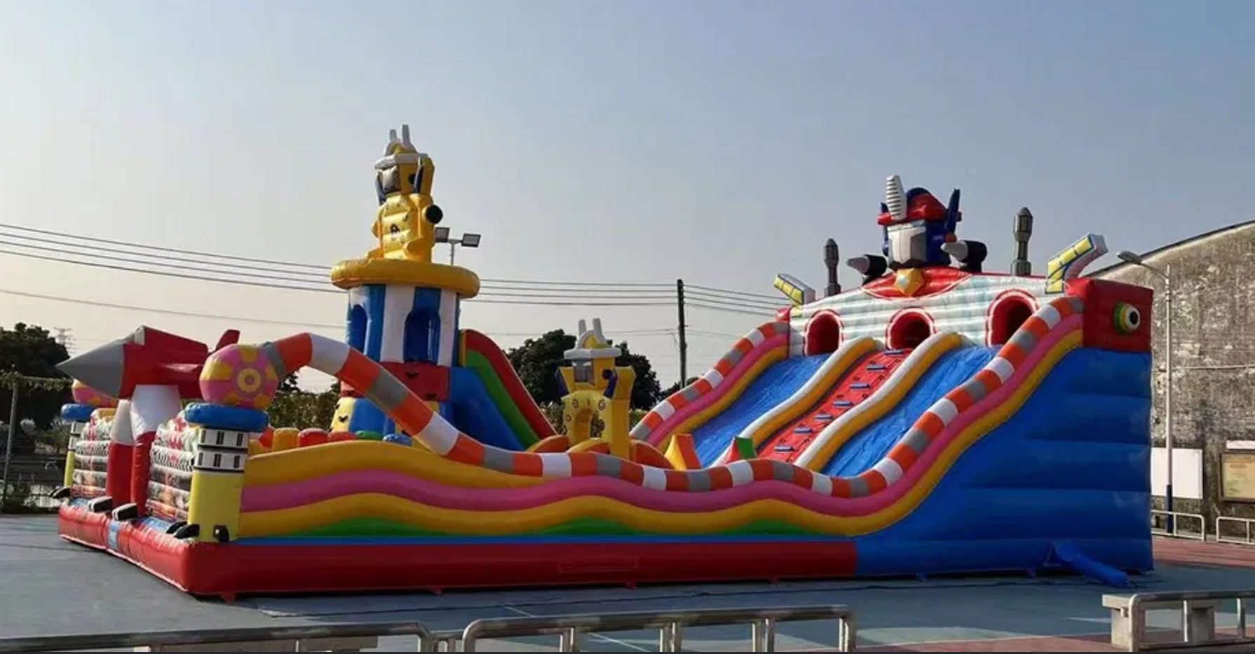 Riesen-Spielpark „Roboterinsel“