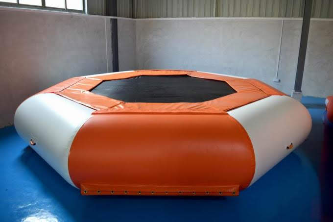 Aufblasbares Wassertrampolin
