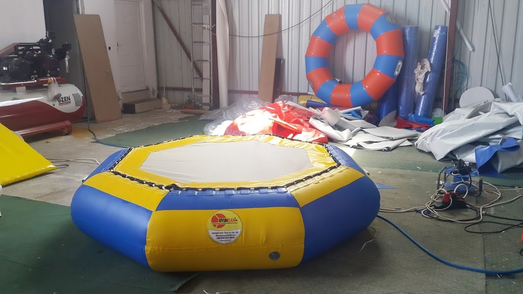 Aufblasbares Wassertrampolin