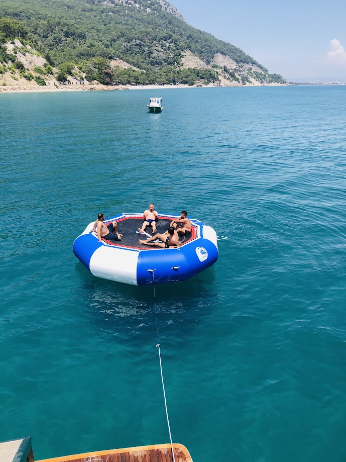 Aufblasbares Wassertrampolin