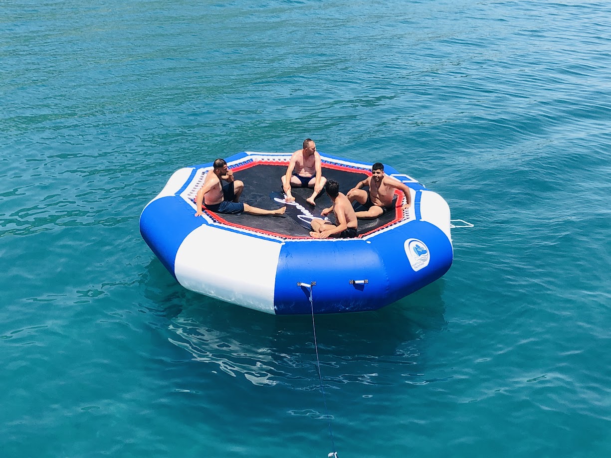 Aufblasbares Wassertrampolin